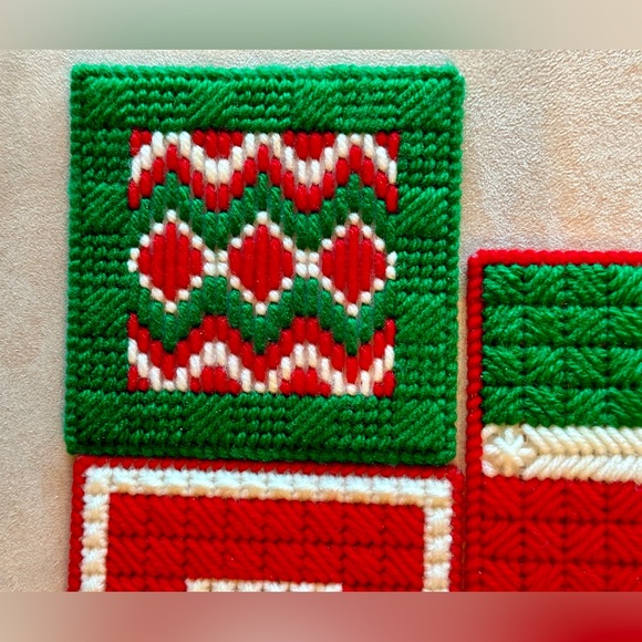 Handmade Vintage NEW Set of 8 Christmas Coasters Yarn and plastic needlepoint. - Picture 10 of 11